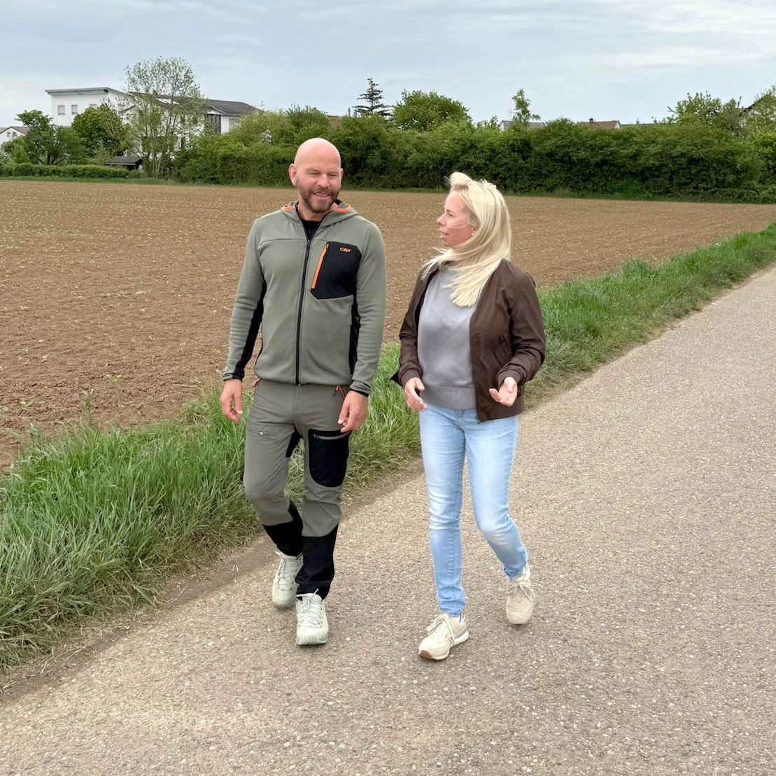 Dr. med. Friedrich Geiger im Gespräch mit Patientin während Outdoor-Therapie im Wald – bewegungsfördernder Psychotherapie Stuttgart