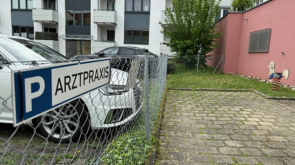 Praxis Parkplatz für Patienten von Dr. Friedrich Geiger in Stuttgart Weilimdorf.
