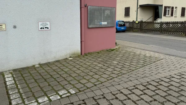 Parkplatz der Praxis für ärztliche Psychotherapie von Dr. med. Friedrich Geiger in Stuttgart-Weilimdorf – Parkmöglichkeiten für Patienten.